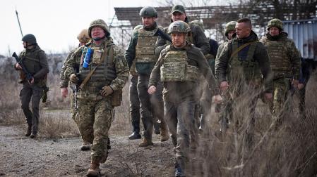 El presidente ucraniano, Volodymyr Zelensky, durante una visita a las tropas en Donetsk