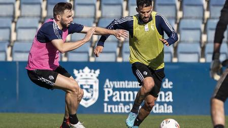 Jon Moncayola intenta frenar a Ruben García durante el entrenamiento de este viernes 18 de febrero en Tajonar