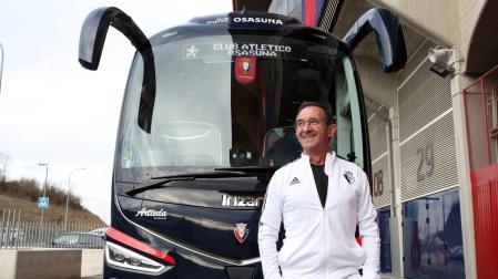 Gabi, con uno de los dos autobuses dedicados a Osasuna en una de las puertas del estadio de El Sadar
