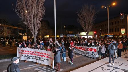 Cabecera de la marcha que ha recorrido las calles del centro de Pamplona.