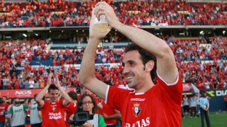 Juanfran Torres, aclamado en aquel partido agónico contra el Real Madrid de 2009. Su gol a Casillas dio la salvación. Al fondo, Azpilicueta