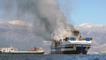 El humo sale del ferry incendiado en la madrugada del viernes cerca de la isla griega de Corfú