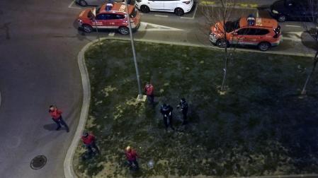 Momento en el que la Policía Local de Tudela dispersa a varios grupos de personas de las cercanías de la discoteca