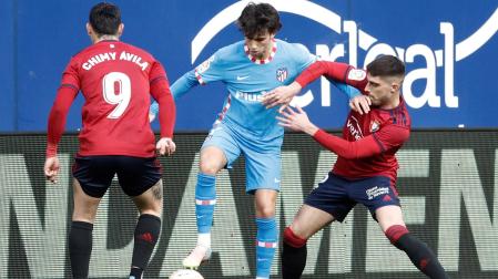 Nacho Vidal pugna por el balón con Joao Félix ante la mirada del Chimy Ávila
