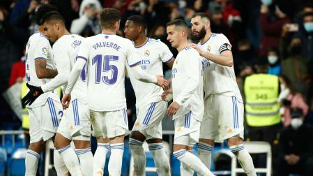 Karim Benzema celebra el gol junto a sus compañeros en un momento del partido