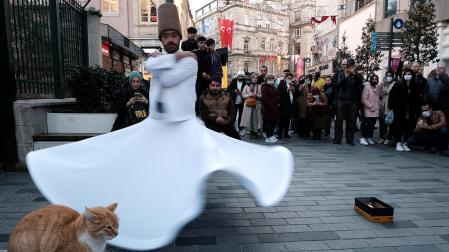 Un derviche, en Estambul (Turquía)
