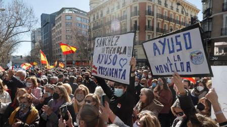 Simpatizantes de Isabel Díaz Ayuso durante la concentración que han protagonizado este domingo frente a la sede del PP en la calle Génova