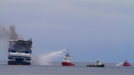El ferry 'Euroferry Olimpia', incendiado cerca de Corfú, en Grecia