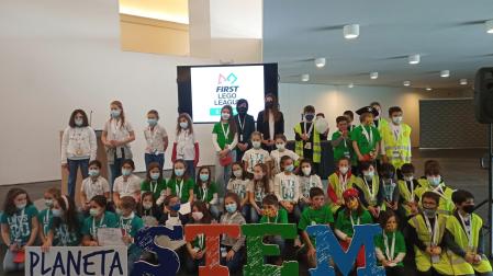 Foto de familia de los participantes en la 16 edición de la First Lego League, este domingo, en Baluarte