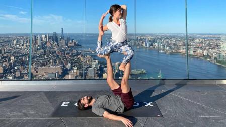 Raquel Ordóñez y Pablo Cortezón hacen acroyoga en el Edge, un mirador situado a 345 metros de altura con una gran vista panorámica de Nueva York
