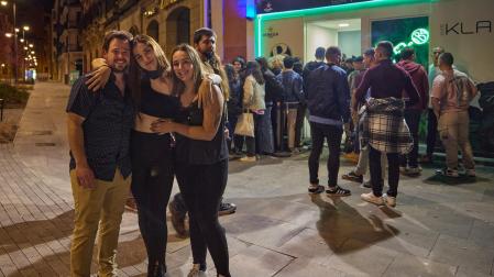 Un grupo de amigos posa en la puerta de Klab las nuevas restricciones. Cola de entrada al bar Kla-B