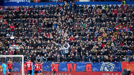Graderió Sur anima durante el partido entre Osasuna y Atlético de Madrid del pasado sábado