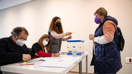 Una persona vota en la consulta popular sobre la fusión de las localidades pacenses de Don Benito y Villanueva de la Serena