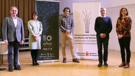 De izda. a dcha: Julio Escauriaza (director del Conservatorio Superior), Leyre Lisarri (coordinadora del ciclo), Michel Reynoso (coordinador del ciclo), Ignacio Catalán (Dirección General de Educación) y Sandra Myers (coordinadora del Departamento de Musicología)