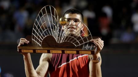 Carlos Alcaraz, con el trofeo de ganador del Abierto de Río de Janeiro