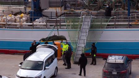 El cuerpo de uno de los tripulantes fallecidos del Villa de Pitanxo es desembarcado en el puerto de Juan de Terranova