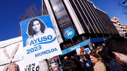 Partidarios de Isabel Díaz Ayuso, frente a la sede del PP en Madrid