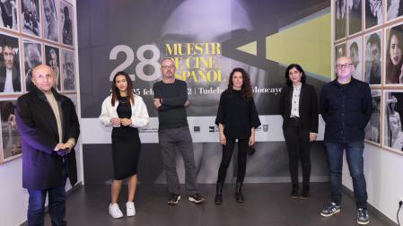De izda. a dcha.: Luis Alegre, Irene Virgüez, Manuel Martín Cuenca, Patricia López Arnáiz, Merche Añón (concejala de Cultura del Ayuntamiento de Tudela) y Julio Mazarico (presidente del Cine Club Muskaria)