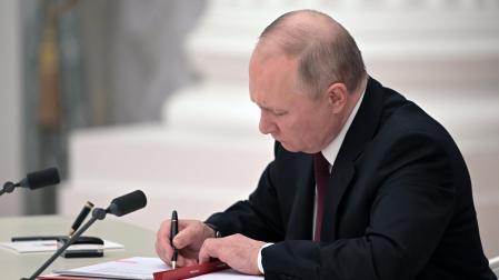 Putin, durante la firma de sendos decretos en los que reconoce la independencia de las dos regiones separatistas