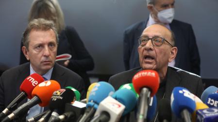 El presidente de la firma legal Cremades&Calvo Sotelo, Javier Cremades y el presidente de la Conferencia Episcopal, el cardenal Juan José Omella, en la rueda de prensa