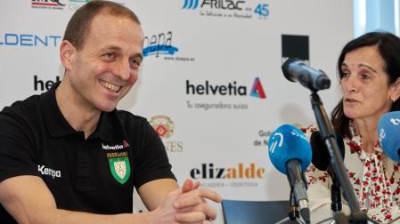 Quique Domínguez, entrenador, y Mertxe López, presidenta