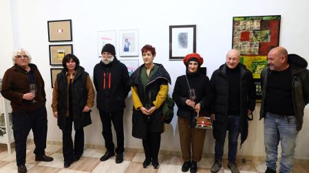 Siete de los quince artistas de la exposición colectiva en Artea2. De izquierda a derecha: José Luis Mayor, Kontxesi Vicente, Félix Ortega, Belén Arévalo, Aurora Suárez Moreno, Ángel Arbe y Patxi Aldunate,