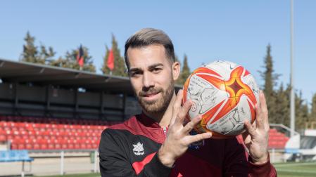 Sergio Sanz, capitán del Corellano, posa en el Ombatillo sujetando el balón firmado por su compañeros tras su triplete.