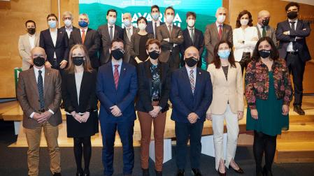 Ponentes y autoridades posan en la sala Bertelsmann donde ayer se celebró la jornada sobre energías renovables