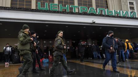 Militares ucranianos caminan a las afueras de la estación de tren de Kiev