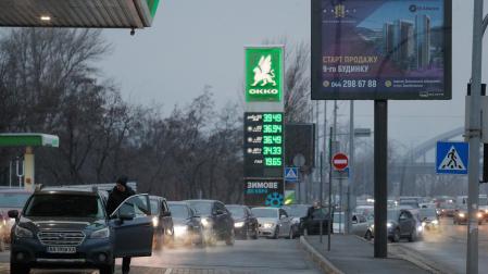 Vehículos hacen cola en una gasolinera de Kiev