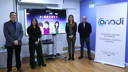 Desde la izda. Fernando Urra, responsable de comunicación de Fundación Caja Navarra; Izaskun Azcona, responsable de la Fundación la Caixa en Navarra; Arantxa Bujanda, enfermera-educadora de Anadi, y Juantxo Remón, presidente de Anadi