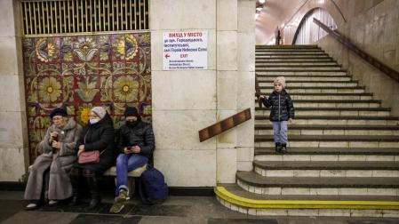 La gente se reúne en una estación de metro en busca de refugio de los esperados ataques aéreos rusos, en Kiev