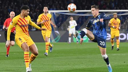 Zielinski y Araujo en una acción de la Europa League que ha enfrentado al Nápoles contra el Barça