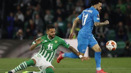 El centrocampista del Zenit Claudinho Rodrigues (d) escapa de Willian José, del Betis, durante el partido de vuelta de los dieciseisavos de final de la Liga Europa