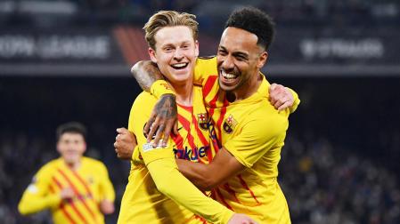 Frenkie de Jong y Aubameyang celebran uno de los goles en Nápoles