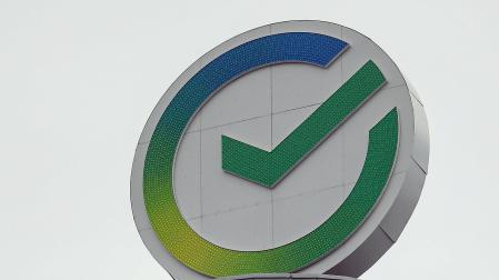 Logo del banco ruso Sberbank en su sede de Moscú