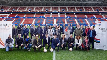 Participantes del encuentro de la Red Mentoring de Economía Social en el estadio El Sadar