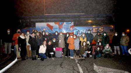 Veinte niños y adolescentes ucranianos viajaron a Navarra la pasada Navidad con la asociación ‘Segunda Familia’. Estos menores no visitaban Navarra desde enero de 2020, ya que con la pandemia se cancelaron los viajes. En la imagen, el pasado 20 de enero, en el área de servicio de Zuasti, donde se reunieron con sus familias de acogida