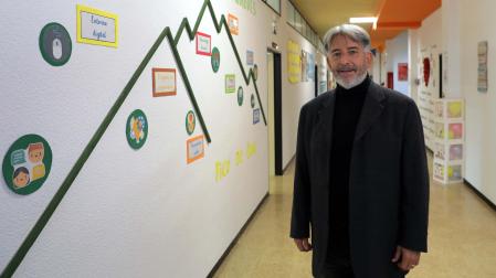 Vicente Tanco en uno de los pasillos del colegio La Presentación de Villava, al que llegó a trabajar en 1984 y al que sigue vinculado