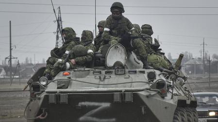 Soldados del ejército ruso, a bordo de un vehículo blindado de transporte de personal BTR-80, se dirigen por carretera hacia el centro de Ucrania, este viernes