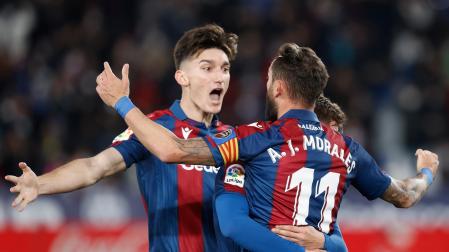 El delantero del Levante José Luis Morales (d) celebra con sus compañeros tras marcar ante el Elche, durante el partido de Liga en Primera División