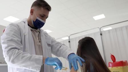 Una joven recibe una dosis de la vacuna contra el coronavirus