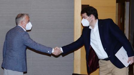 Alfonso Fernández Mañueco (d) saluda al candidato de Soria ¡Ya!, José Ángel Ceña