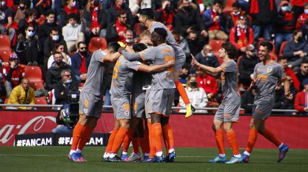 Los jugadores del Valencia celebran el triunto de Paulista
