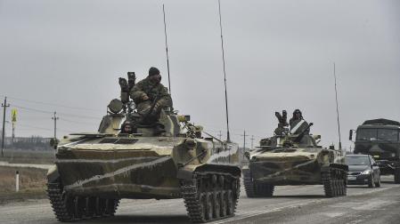 Vehículos blindados rusos circulan por una carretera de Armiansk, en Crimea