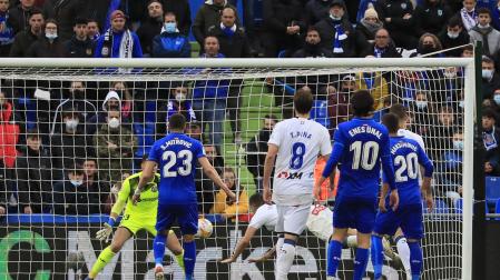 El centrocampista del Alavés Escalante marca gol ante el Getafe, durante el partido de Liga que disputan Getafe y Alavés este sábado en el estadio Coliseum de Getafe.