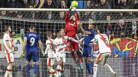El meta Luca Zidane se hace con un centro aéreo rodeado de jugadores de ambos equipos