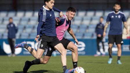 David García presiona a Javi Martínez, en la sesión de este sábado en Tajonar
