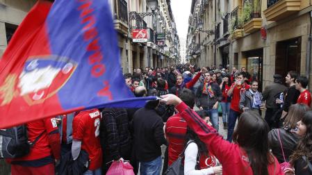 La afición de Osasuna en las calles de San Sebastián, en enero de 2012