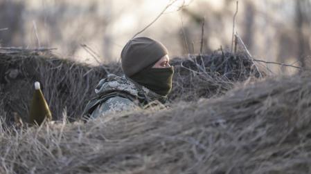 Un soldado ucraniano vigila desde su posición en una zona próxima a Kiev